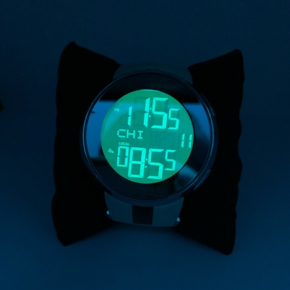 Unisex Gucci Digital Watch - Picture 4 of 5